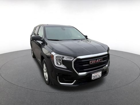 Used 2024 GMC Terrain SLE image 3