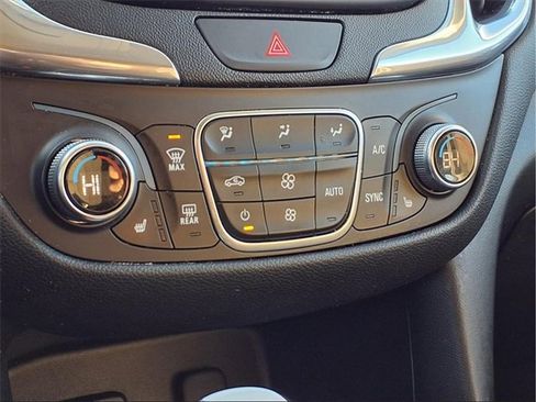 Used 2018 Chevrolet Equinox LT image 8