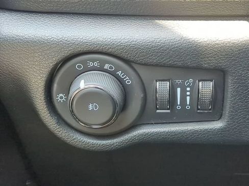 Used 2024 Chrysler Pacifica Touring FWD image 28