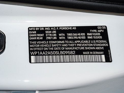 Certified 2025 Porsche Macan AWD/4WD image 30