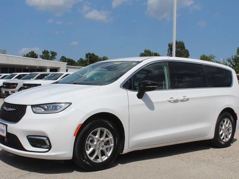 Used 2024 Chrysler Pacifica Touring-L FWD image 4