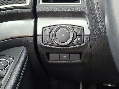 Used 2017 Ford Explorer XLT w/ Equipment Group 202A AWD/4WD image 31