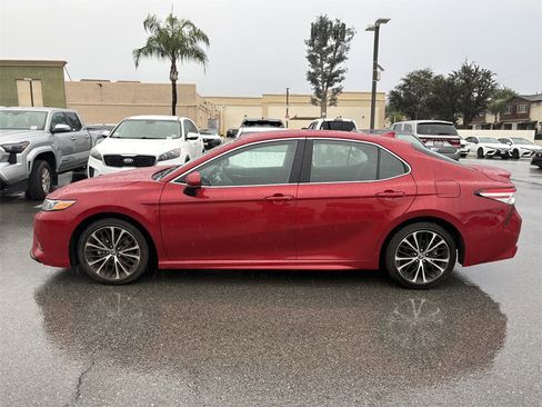 Used 2020 Toyota Camry SE image 2