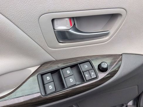 Used 2020 Toyota Sienna XLE image 22