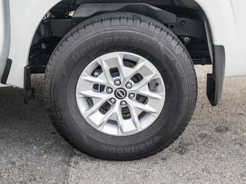 Used 2024 Nissan Frontier SV image 10