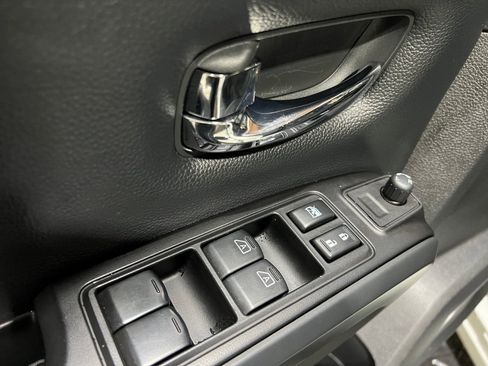 Used 2018 Nissan Titan SV image 23