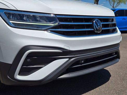 Used 2022 Volkswagen Tiguan SE w/ Panoramic Sunroof Package FWD image 2