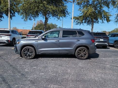 Used 2023 Volkswagen Taos SE w/ Panoramic Sunroof Package image 3