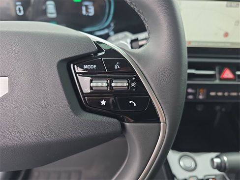 Used 2024 Kia Niro EX image 31