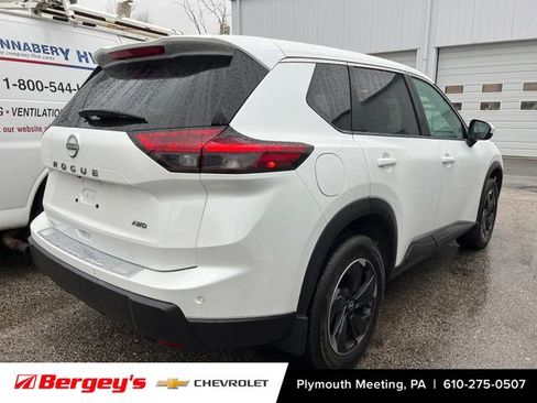 Used 2025 Nissan Rogue SV image 8