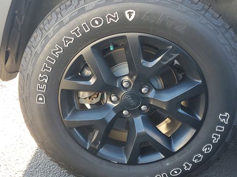 Used 2017 Jeep Cherokee Trailhawk image 7