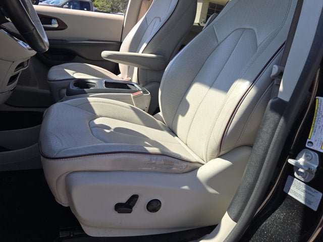 Used 2017 Chrysler Pacifica Limited FWD image 21