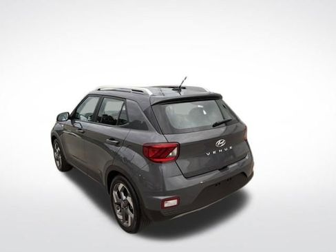 Used 2024 Hyundai Venue SEL FWD image 5