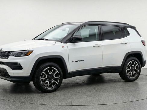 Used 2025 Jeep Compass Trailhawk AWD/4WD image 3