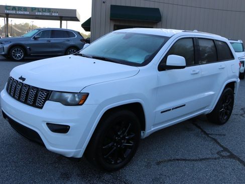 Used 2020 Jeep Grand Cherokee Altitude RWD image 1