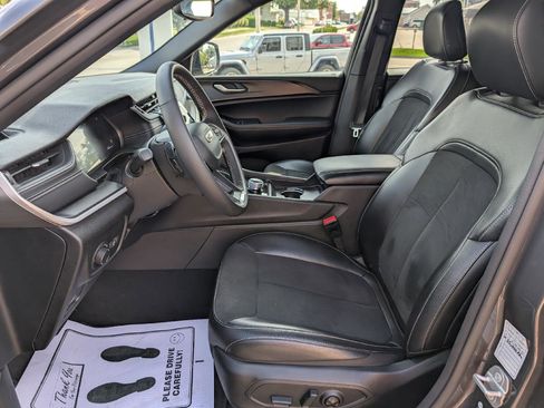 Used 2024 Jeep Grand Cherokee L Laredo image 10