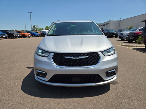 Used 2024 Chrysler Pacifica Touring-L FWD image 2