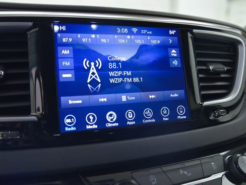 Used 2018 Chrysler Pacifica Touring-L Plus image 20