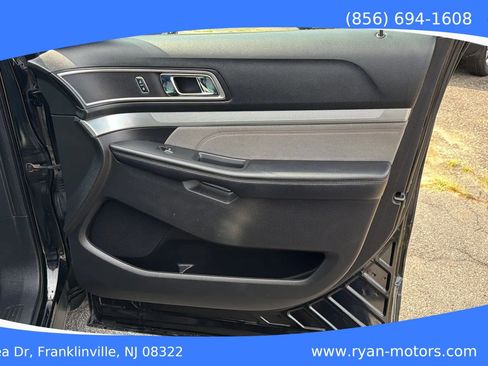 Used 2017 Ford Explorer XLT w/ XLT Appearance Package AWD/4WD image 19