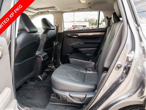 Used 2024 Toyota Highlander Limited FWD image 27