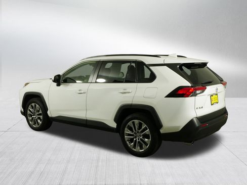 Used 2020 Toyota RAV4 XLE Premium image 5