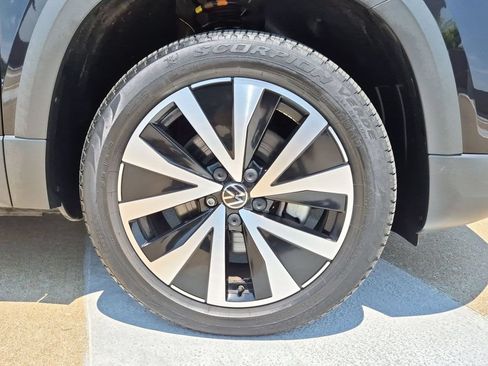 Used 2022 Volkswagen Taos SE w/ Panoramic Sunroof Package FWD image 23