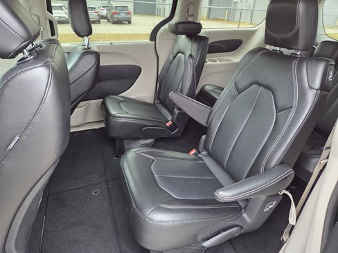 Certified 2024 Chrysler Pacifica Touring-L image 6