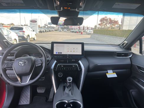 Certified 2024 Toyota Venza XLE image 4
