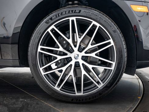 Certified 2026 Porsche Macan AWD/4WD image 11