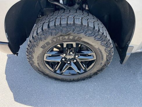 Used 2025 Chevrolet Silverado 1500 Custom Trail Boss w/ Dark Appearance Package AWD/4WD image 29