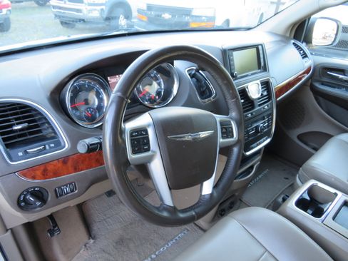 Used 2013 Chrysler Town & Country Touring image 10