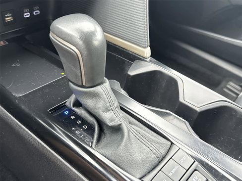 Used 2025 Toyota Camry SE AWD/4WD image 29