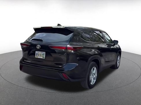 Used 2025 Toyota Highlander LE FWD image 14
