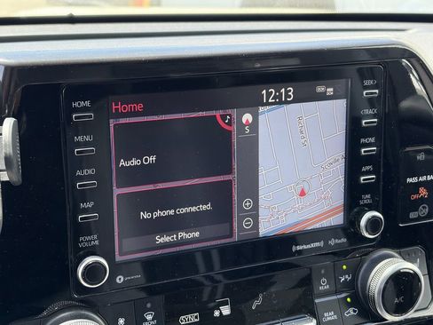 Used 2021 Toyota Highlander XLE AWD/4WD image 8