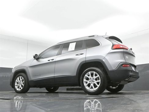 Used 2017 Jeep Cherokee Latitude w/ Cold Weather Group FWD image 35