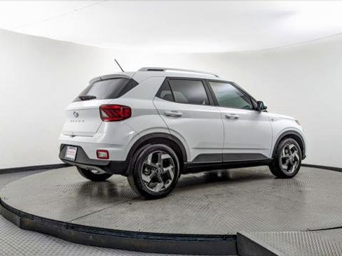 Used 2024 Hyundai Venue SEL image 8
