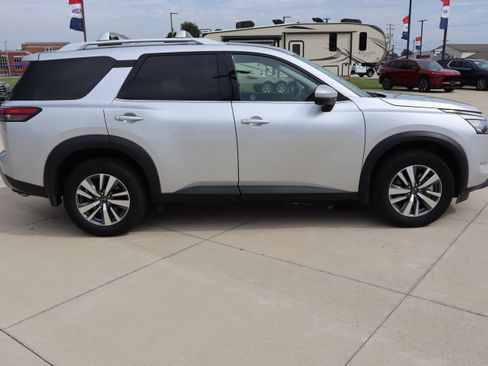 Used 2025 Nissan Pathfinder SL w/ Cargo Package AWD/4WD image 4