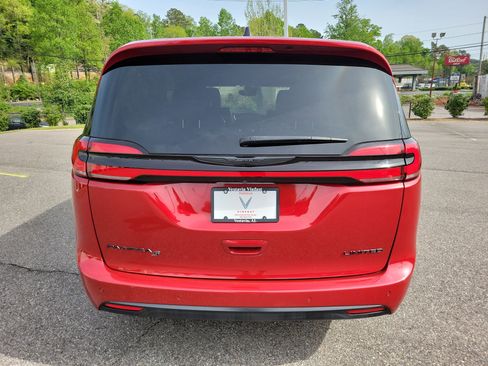 Used 2025 Chrysler Pacifica Limited FWD image 6