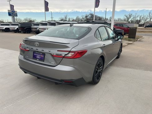 Used 2025 Toyota Camry SE image 5