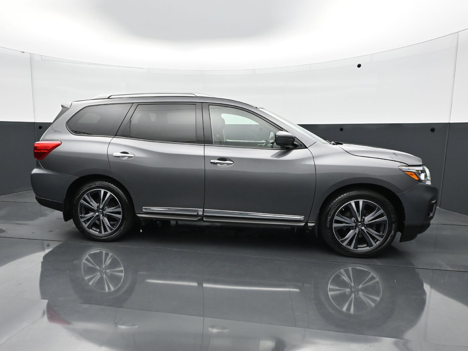 Used 2019 Nissan Pathfinder Platinum AWD/4WD image 8