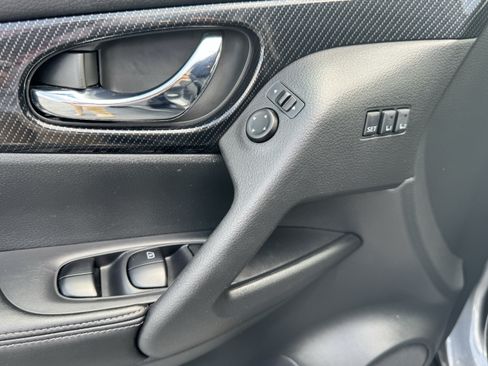 Used 2019 Nissan Rogue SL AWD/4WD image 12