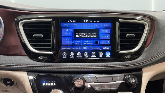 Used 2017 Chrysler Pacifica Limited w/ UConnect Theater Package FWD image 11