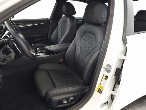 Used 2023 BMW 530e xDrive w/ Premium Package image 17