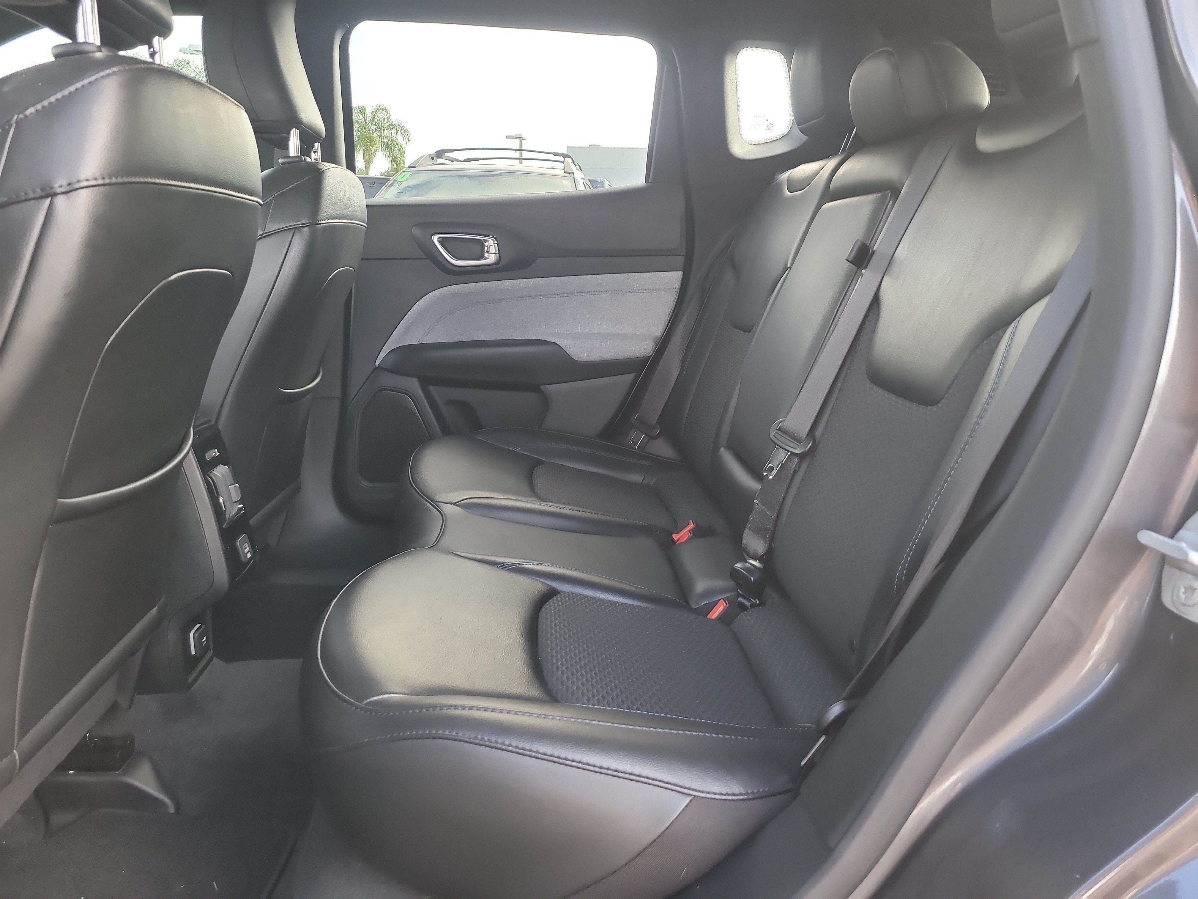 Used 2023 Jeep Compass Latitude AWD/4WD image 11