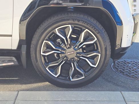 Used 2026 GMC Sierra EV Denali AWD/4WD image 9