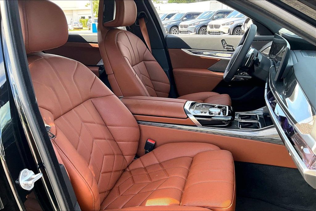 Used 2026 BMW 760i xDrive w/ Executive Package AWD/4WD image 30