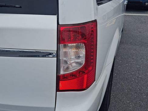 Used 2016 Chrysler Town & Country Touring-L FWD image 32