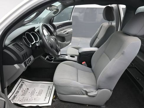 Used 2015 Toyota Tacoma Base image 12
