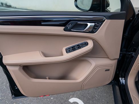 Certified 2026 Porsche Macan AWD/4WD image 10