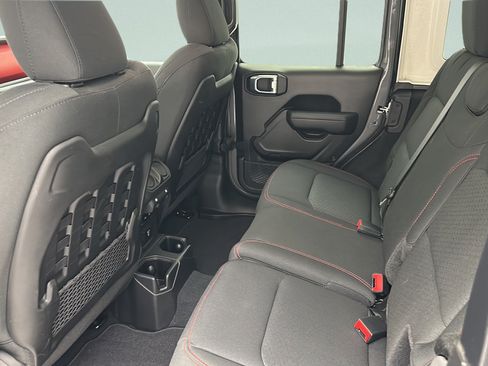Used 2022 Jeep Wrangler Unlimited Rubicon w/ Cold Weather Group AWD/4WD image 11